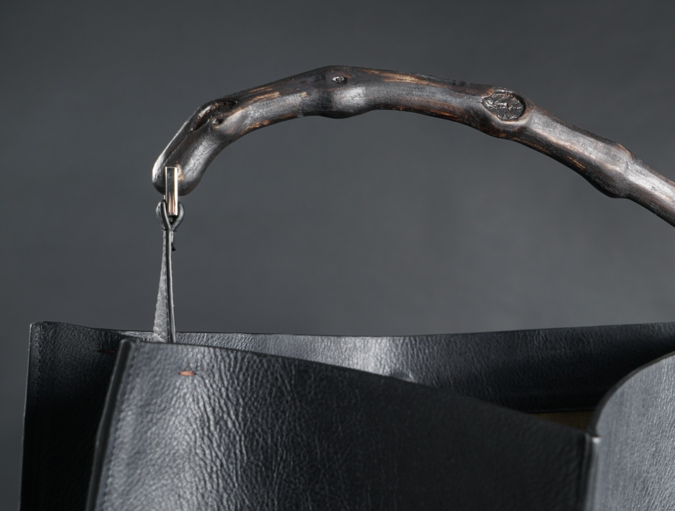 HÉRITAGE — vine-wood handle detail