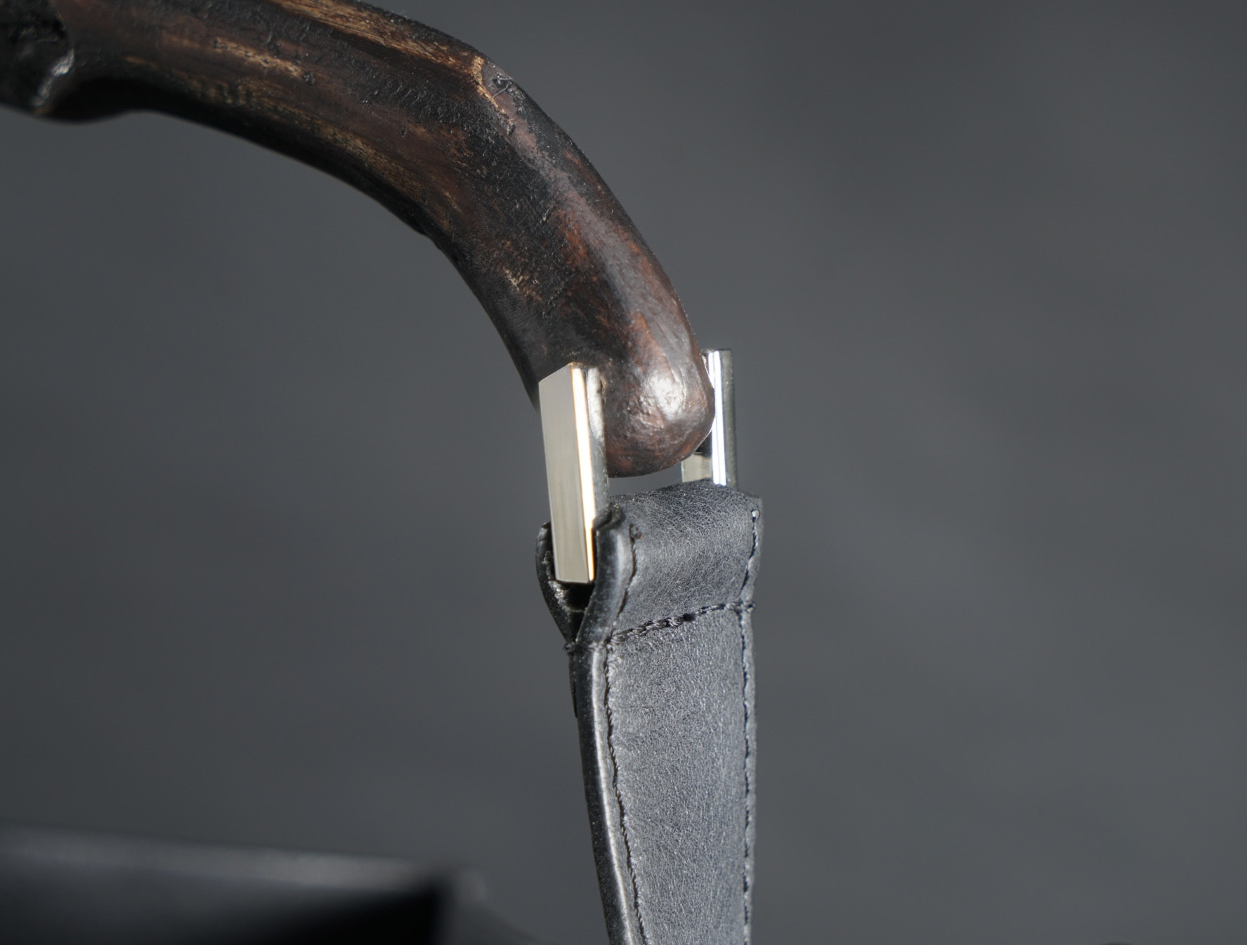 HÉRITAGE — vine-wood handle and metal clasp detail
