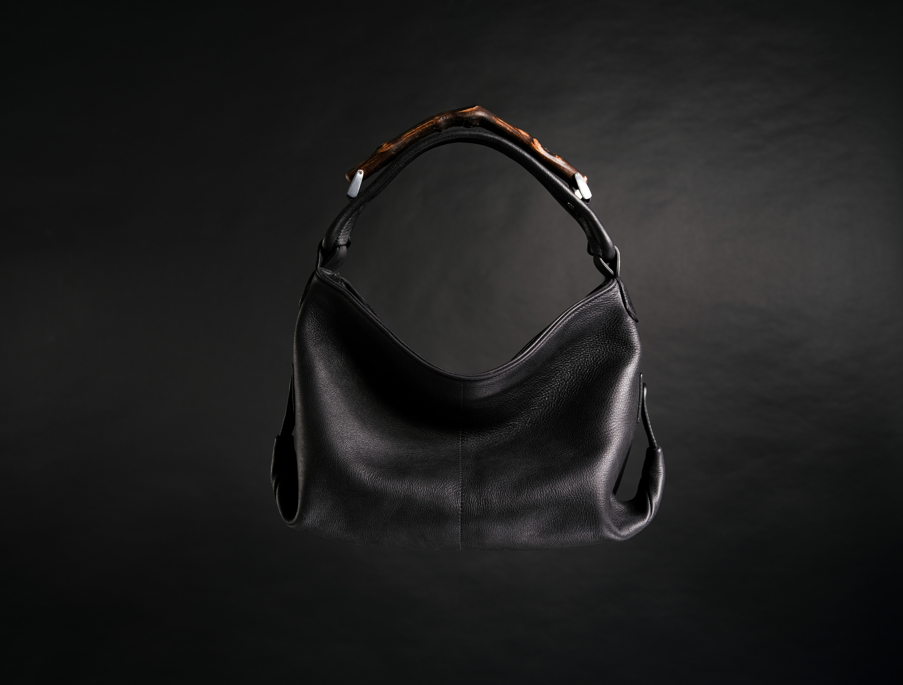 TANIN BLACK — black calfskin bag with vine-wood handle, front view