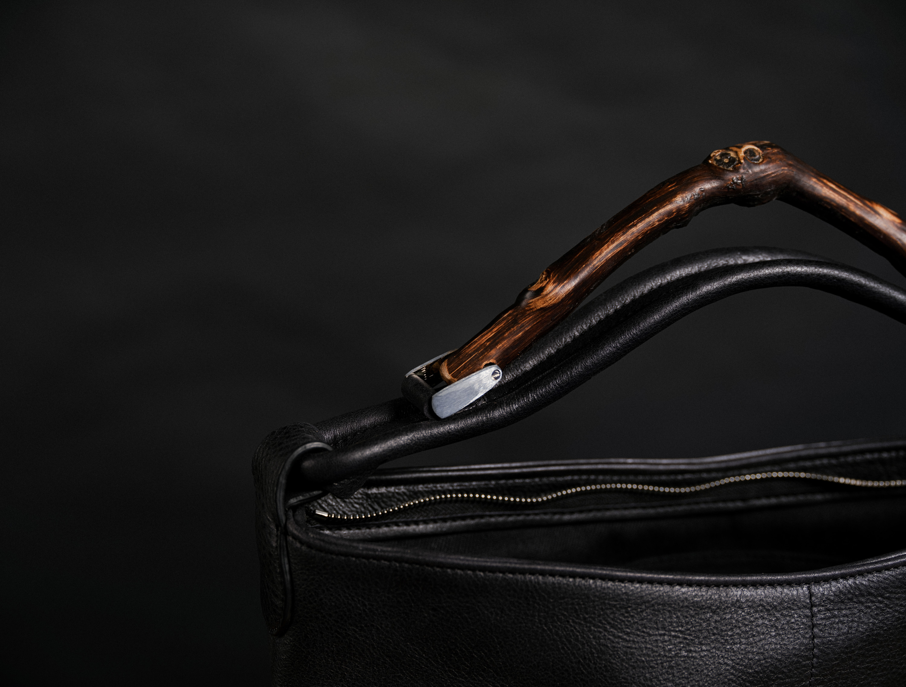 TANIN BLACK — handle and zip detail