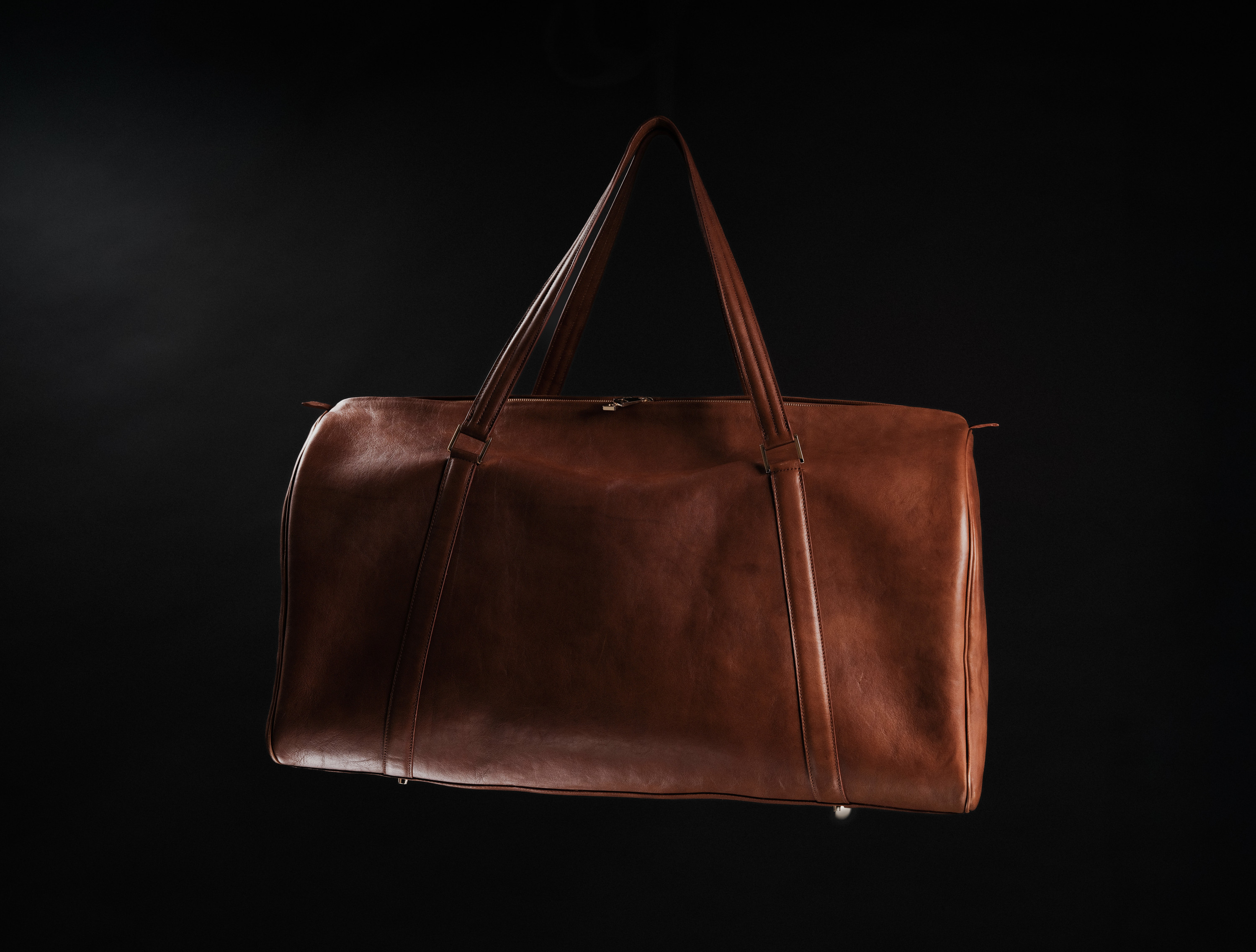 VOYAGE — patinated brown travel bag, full view